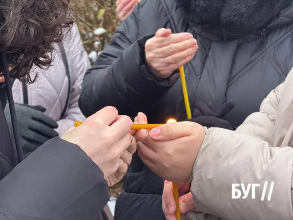 Нововолинськ вшанував жертв Голодомору: тиша, свічки й спільна пам’ять | Новини Нововолинська