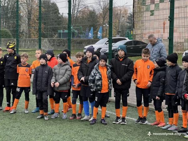 Юнаки ФК «Шахтар-Нововолинськ» U-10 вибороли бронзу на турнірі «Нововолинська осінь-2025» | Новини Нововолинська