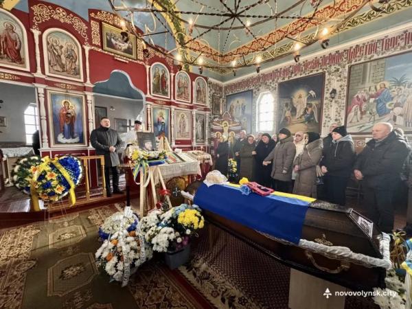 У Нововолинській громаді провели в останню дорогу загиблого Героя Ігоря Генсіровського | Новини Нововолинська