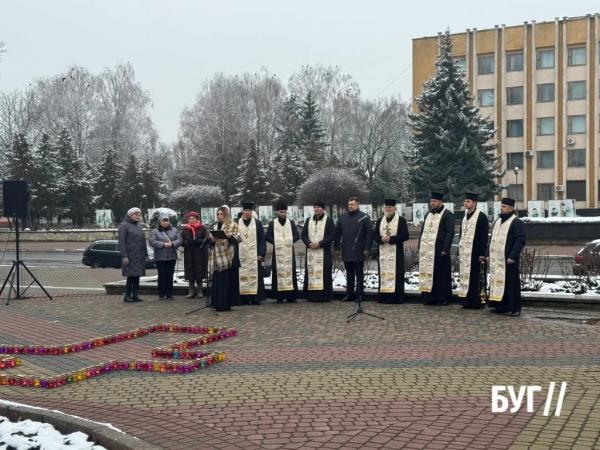Нововолинськ вшанував жертв Голодомору: тиша, свічки й спільна пам’ять | Новини Нововолинська