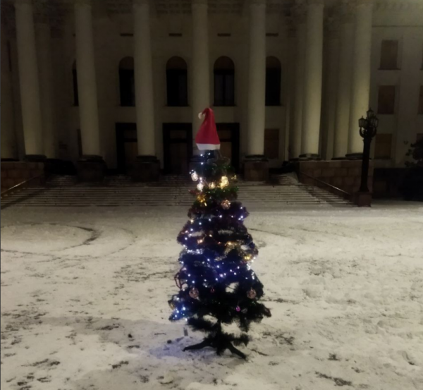 Ялинка всупереч війні: жителі Краматорська прикрасили головну площу - 28 грудня 2025 :: Донеччина Ялинка всупереч війні: жителі Краматорська прикрасили головну площу - 28 грудня 2025 :: Донеччина