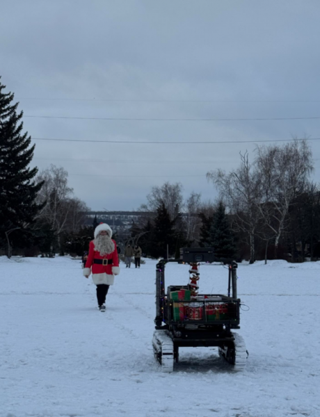 Ялинка всупереч війні: жителі Краматорська прикрасили головну площу - 28 грудня 2025 :: Донеччина Ялинка всупереч війні: жителі Краматорська прикрасили головну площу - 28 грудня 2025 :: Донеччина