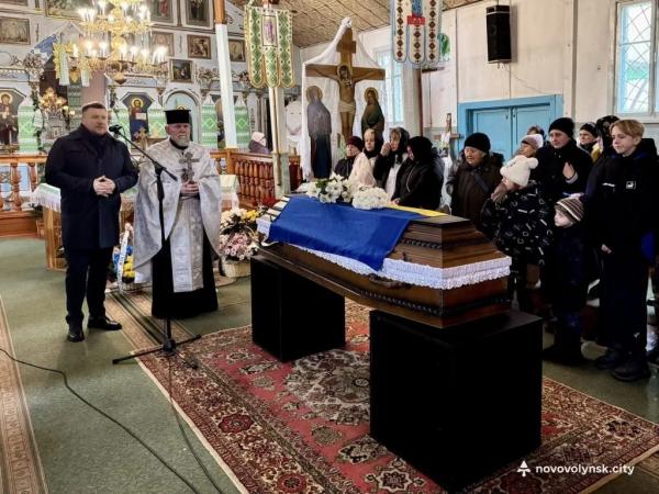 Громада Нововолинська провела в останню Захисника Віктора Коржана | Новини Нововолинська