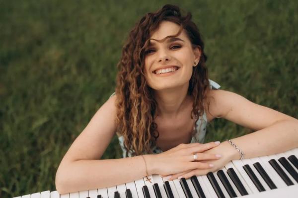 Красуня БУГу: «У світі є лише я і музика». Шлях Анастасії Дячук — композиторки та викладачки вокалу, яка перетворює почуття на звук | Новини Нововолинська Красуня БУГу: «У світі є лише я і музика». Шлях Анастасії Дячук — композиторки та викладачки вокалу, яка перетворює почуття на звук | Новини Нововолинська