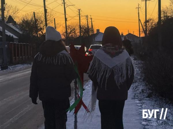 Фото дня: різдвяні колядники на вулицях Нововолинська | Новини Нововолинська