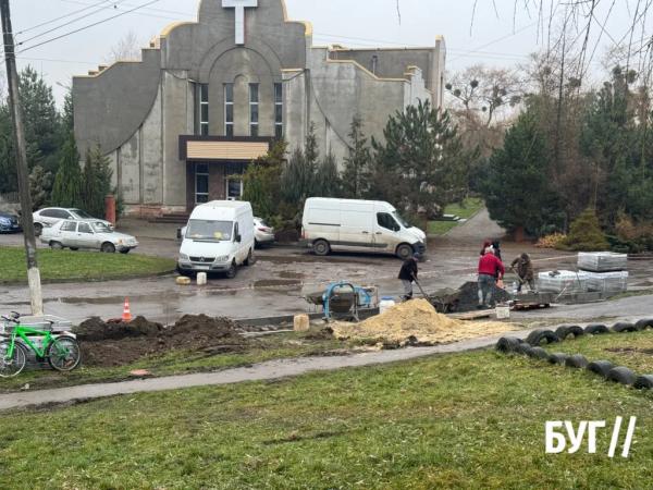 Фото дня: у Нововолинську продовжують ремонт тротуару на мікрорайоні Шахтарському | Новини Нововолинська