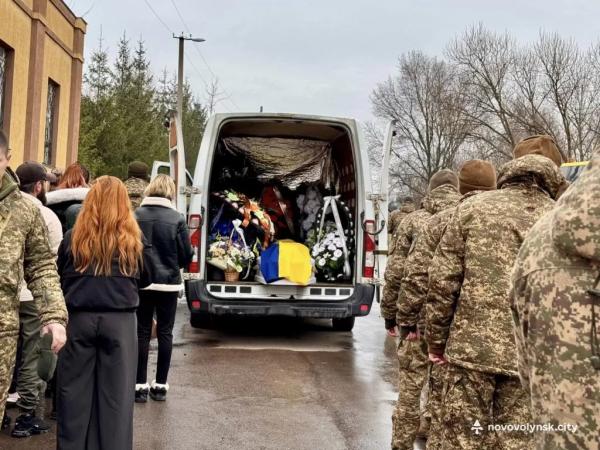 У Нововолинській громаді провели в останню дорогу загиблого Героя | Новини Нововолинська