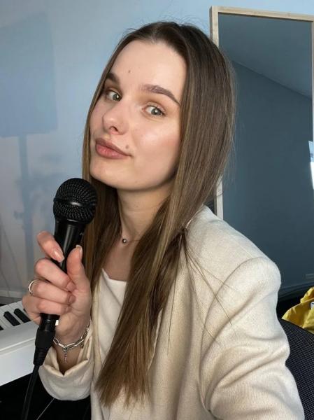Красуня БУГу: «У світі є лише я і музика». Шлях Анастасії Дячук — композиторки та викладачки вокалу, яка перетворює почуття на звук | Новини Нововолинська Красуня БУГу: «У світі є лише я і музика». Шлях Анастасії Дячук — композиторки та викладачки вокалу, яка перетворює почуття на звук | Новини Нововолинська