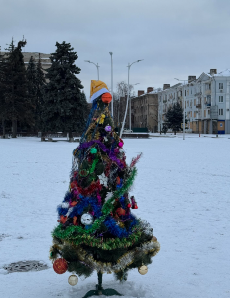 Ялинка всупереч війні: жителі Краматорська прикрасили головну площу - 28 грудня 2025 :: Донеччина Ялинка всупереч війні: жителі Краматорська прикрасили головну площу - 28 грудня 2025 :: Донеччина