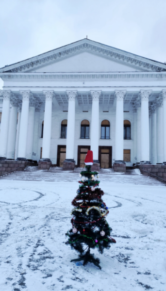 Ялинка всупереч війні: жителі Краматорська прикрасили головну площу - 28 грудня 2025 :: Донеччина Ялинка всупереч війні: жителі Краматорська прикрасили головну площу - 28 грудня 2025 :: Донеччина