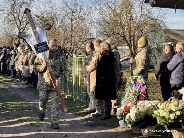 Трагічно загинув у ДТП: громада Нововолинська попрощалася із Захисником Романом Пасальським | Новини Нововолинська