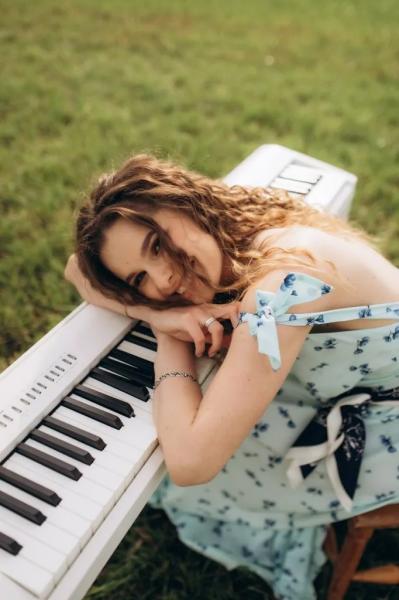 Красуня БУГу: «У світі є лише я і музика». Шлях Анастасії Дячук — композиторки та викладачки вокалу, яка перетворює почуття на звук | Новини Нововолинська Красуня БУГу: «У світі є лише я і музика». Шлях Анастасії Дячук — композиторки та викладачки вокалу, яка перетворює почуття на звук | Новини Нововолинська