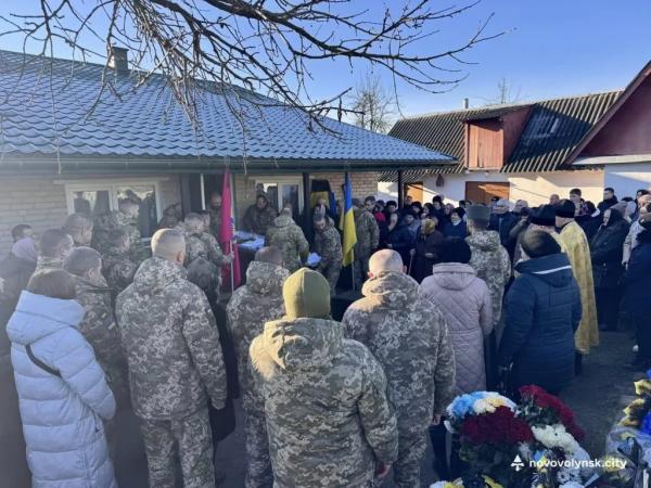 Трагічно загинув у ДТП: громада Нововолинська попрощалася із Захисником Романом Пасальським | Новини Нововолинська