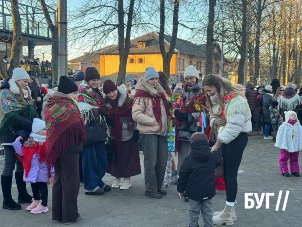 Сяйво різдвяних зірок: у Нововолинську відбулася Хода звіздарів | Новини Нововолинська
