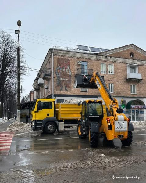 Фото дня: Снігоприбиральна техніка на вулицях Нововолинська | Новини Нововолинська