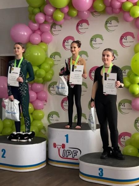 Повітряні гімнастки з Нововолинська здобули перемоги на всеукраїнських змаганнях | Новини Нововолинська