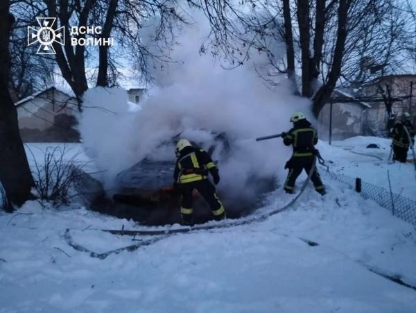 У Нововолинську горів легковий автомобіль | Новини Нововолинська