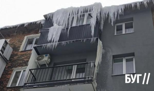 Фото дня: зима зробила балкон у Нововолинську володінням Снігової королеви | Новини Нововолинська