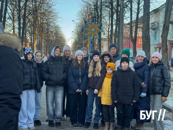 Сяйво різдвяних зірок: у Нововолинську відбулася Хода звіздарів | Новини Нововолинська