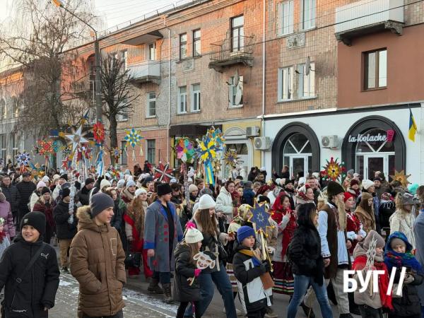 Сяйво різдвяних зірок: у Нововолинську відбулася Хода звіздарів | Новини Нововолинська