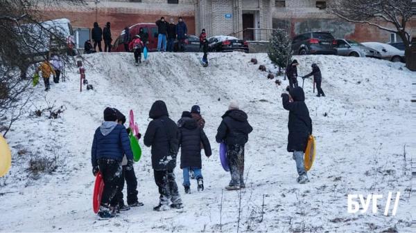 Фото дня: сніг, льодянки і щасливий галас у Нововолинську на 5-му мікрорайоні | Новини Нововолинська Фото дня: сніг, льодянки і щасливий галас у Нововолинську на 5-му мікрорайоні | Новини Нововолинська