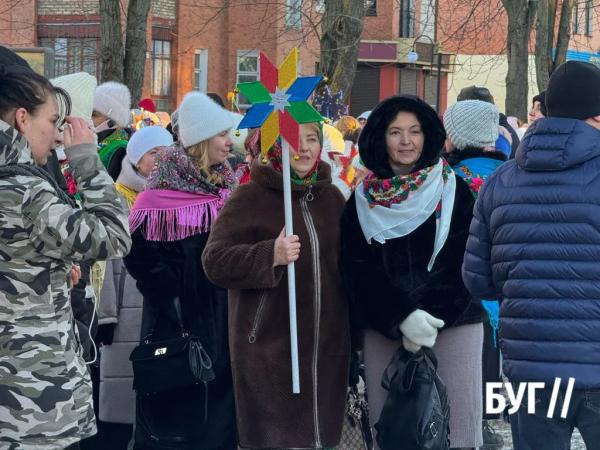 Сяйво різдвяних зірок: у Нововолинську відбулася Хода звіздарів | Новини Нововолинська