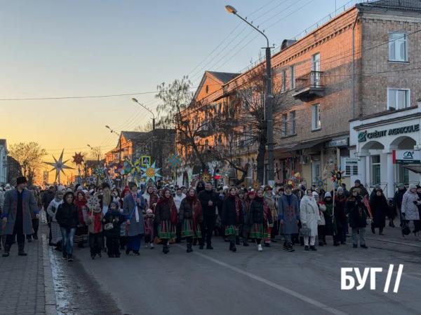 Сяйво різдвяних зірок: у Нововолинську відбулася Хода звіздарів | Новини Нововолинська