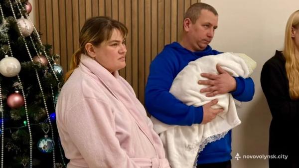 Сертифікати на 20 тисяч гривень вручили першим новонародженим у 2026 році у Нововолинську | Новини Нововолинська