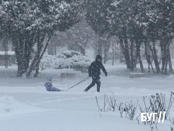 Фото дня: санчата &mdash; транспорт дня у засніженому Нововолинську | Новини Нововолинська