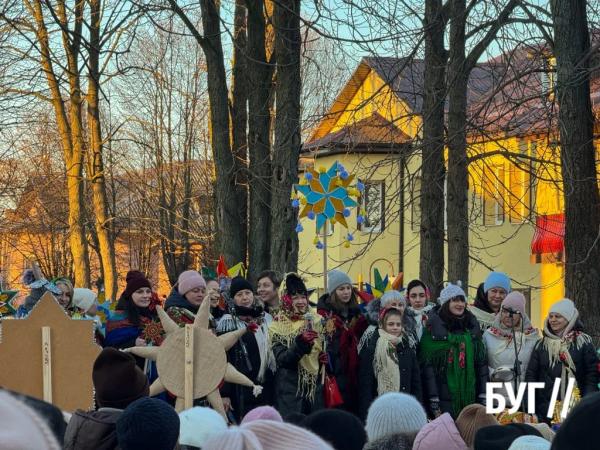 Сяйво різдвяних зірок: у Нововолинську відбулася Хода звіздарів | Новини Нововолинська