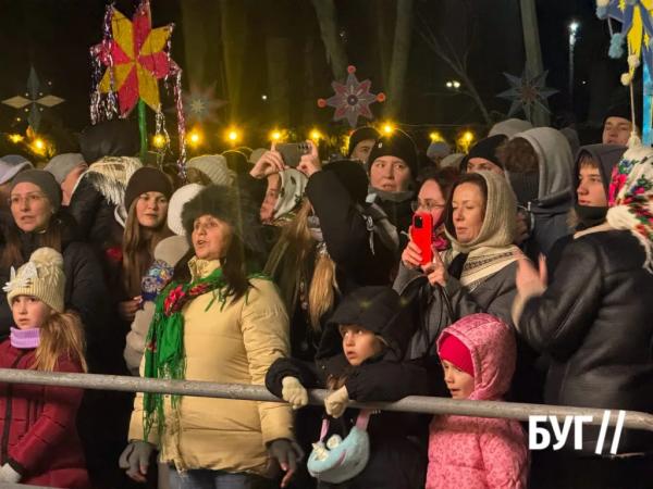 Сяйво різдвяних зірок: у Нововолинську відбулася Хода звіздарів | Новини Нововолинська