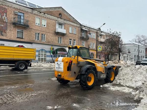 Фото дня: Снігоприбиральна техніка на вулицях Нововолинська | Новини Нововолинська