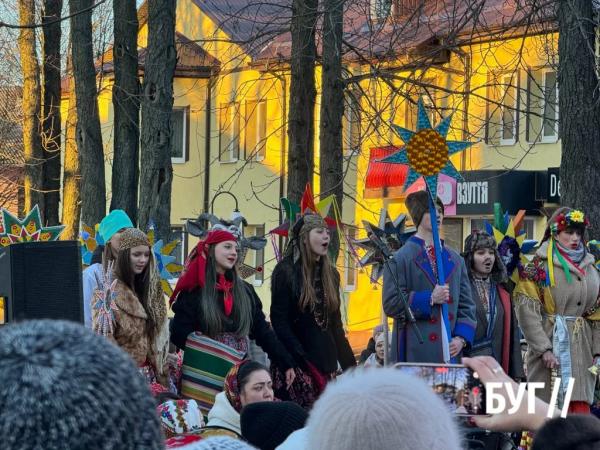 Сяйво різдвяних зірок: у Нововолинську відбулася Хода звіздарів | Новини Нововолинська