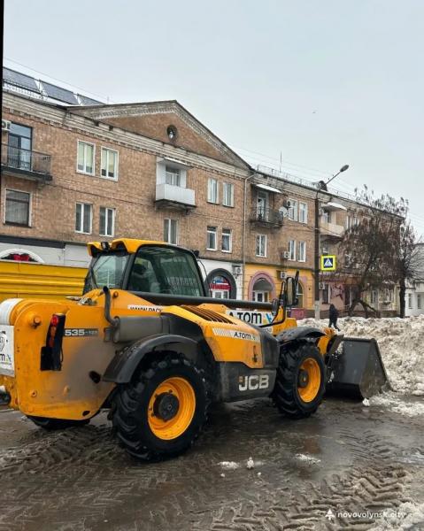 Фото дня: Снігоприбиральна техніка на вулицях Нововолинська | Новини Нововолинська