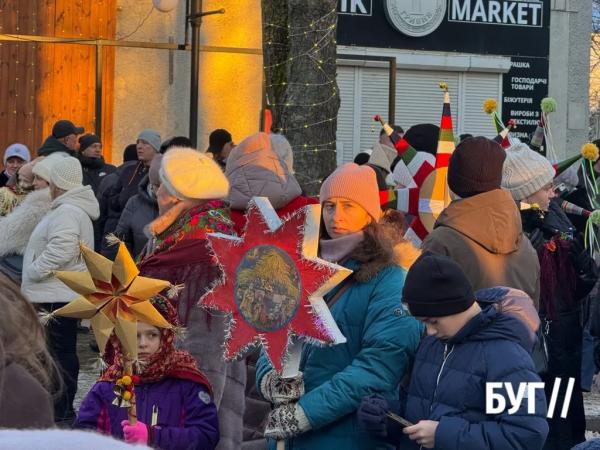 Сяйво різдвяних зірок: у Нововолинську відбулася Хода звіздарів | Новини Нововолинська