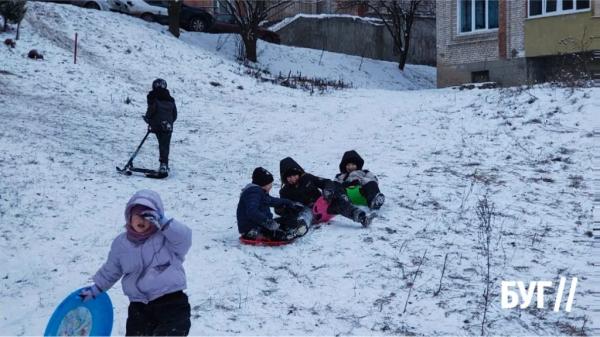 Фото дня: сніг, льодянки і щасливий галас у Нововолинську на 5-му мікрорайоні | Новини Нововолинська Фото дня: сніг, льодянки і щасливий галас у Нововолинську на 5-му мікрорайоні | Новини Нововолинська