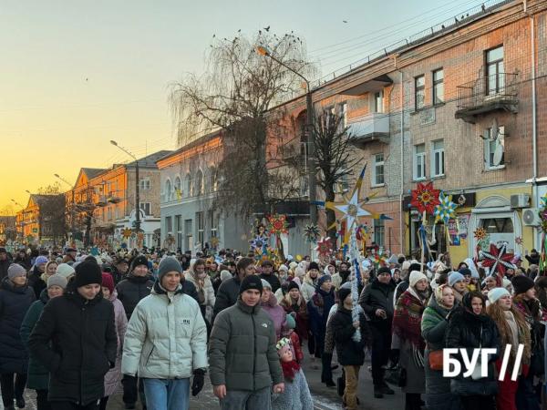 Сяйво різдвяних зірок: у Нововолинську відбулася Хода звіздарів | Новини Нововолинська