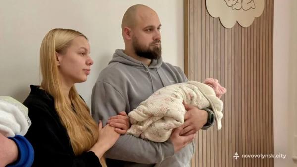 Сертифікати на 20 тисяч гривень вручили першим новонародженим у 2026 році у Нововолинську | Новини Нововолинська