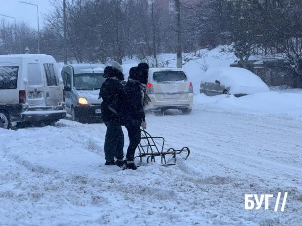 Фото дня: санчата &mdash; транспорт дня у засніженому Нововолинську | Новини Нововолинська
