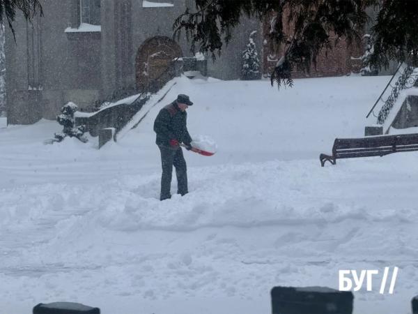 Фото дня: санчата &mdash; транспорт дня у засніженому Нововолинську | Новини Нововолинська