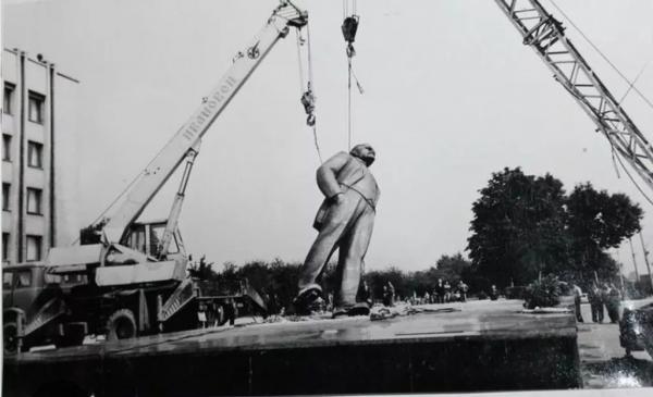 Фото дня: «Ленінопад» у Нововолинську 30-го серпня 1991-го року | Новини Нововолинська Фото дня: «Ленінопад» у Нововолинську 30-го серпня 1991-го року | Новини Нововолинська