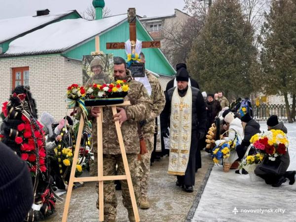 Нововолинськ попрощався з Героєм Дмитром Назаровським | Новини Нововолинська