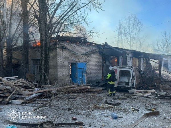 У Слов'янську після авіаудару тіла мами та дитини рятувальники діставали з-під завалів - 10 лютого 2026 :: Донеччина