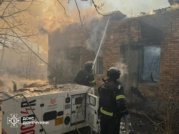 У Слов'янську після авіаудару тіла мами та дитини рятувальники діставали з-під завалів - 10 лютого 2026 :: Донеччина