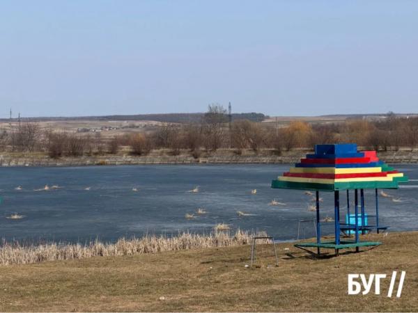 Фото дня: сліди зимової риболовлі на міському озері у Нововолинську | Новини Нововолинська