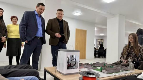 У Нововолинському електромеханічному фаховому коледжі запрацювали нові ІТ-простори та відкрили оновлену бібліотеку | Новини Нововолинська У Нововолинському електромеханічному фаховому коледжі запрацювали нові ІТ-простори та відкрили оновлену бібліотеку | Новини Нововолинська