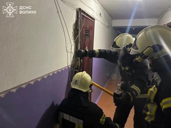 У Нововолинську рятувальники визволили з зачиненої квартири маленьку дитину | Новини Нововолинська