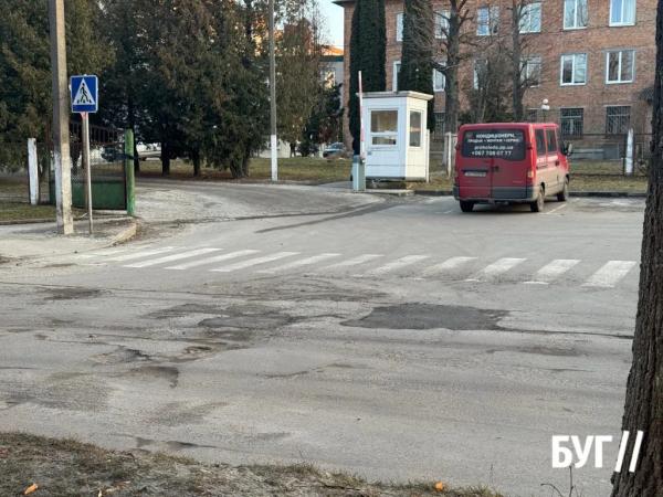 Фото дня: у Нововолинську комунальники ліквідовують аварійну ямковість на дорогах | Новини Нововолинська