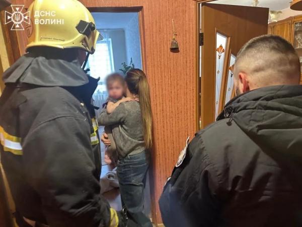 У Нововолинську рятувальники визволили з зачиненої квартири маленьку дитину | Новини Нововолинська
