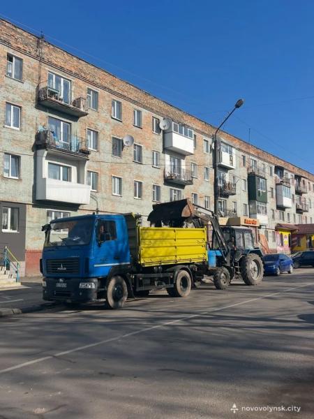 Фото дня: щоденна робота комунальників у Нововолинській громаді | Новини Нововолинська Фото дня: щоденна робота комунальників у Нововолинській громаді | Новини Нововолинська